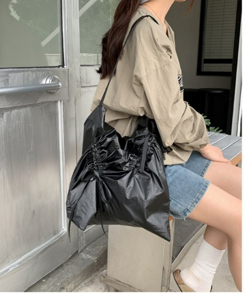 AMELY（エミリー）の「リボンシャーリングトートバッグ（ショルダーバッグ・レディース・ブラック/シルバー/ブルー/ブラック系その他/ベージュ・フリー）」の9枚目の写真