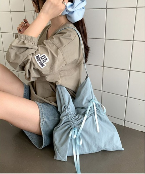 AMELY（エミリー）の「リボンシャーリングトートバッグ（ショルダーバッグ・レディース・ブラック/シルバー/ブルー/ブラック系その他/ベージュ・フリー）」の6枚目の写真