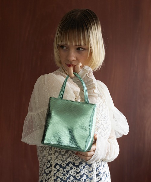 MAISON BREEZE reveur(メゾンブリーズレヴール)の「【MAISON BREEZE reveur】metallic square handbag メタルスクエアハンドバッグ(ハンドバッグ・レディース・ミント/ブラック/シルバー・FREE)」の2枚目の写真