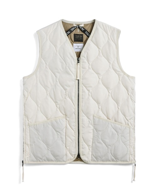 TAION(タイオン)の「【TAION(タイオン)】〈ウィメンズ〉ミリタリー Vネックジップ ダウンベスト(ダウンベスト・レディース・クリーム/ブラック/ダークパープル/オリーブ/ブラウン系その他5/ダークネイビー/ダークグリーン系/オフホワイト/ダークオリーブ/ブラック系5/マルチ/チャコールグレー・XL/L/M/S)」の2枚目の写真