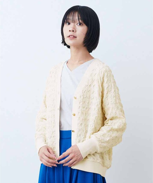 IEDIT(イディット)の「IEDIT ぽこぽこシャーリング素材のVネックカーディガン(カーディガン/ボレロ・レディース・アイボリー/グリーン・MEDIUM/LARGE/X-LARGE/XX-LARGE/SMALL)」の1枚目の写真