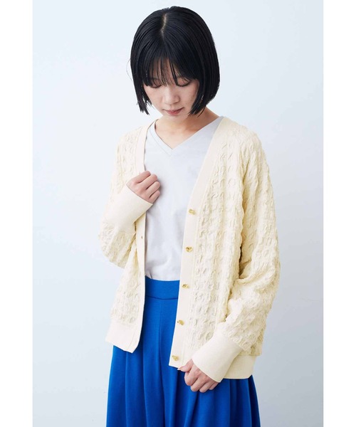 IEDIT(イディット)の「IEDIT ぽこぽこシャーリング素材のVネックカーディガン(カーディガン/ボレロ・レディース・アイボリー/グリーン・MEDIUM/LARGE/X-LARGE/XX-LARGE/SMALL)」の4枚目の写真