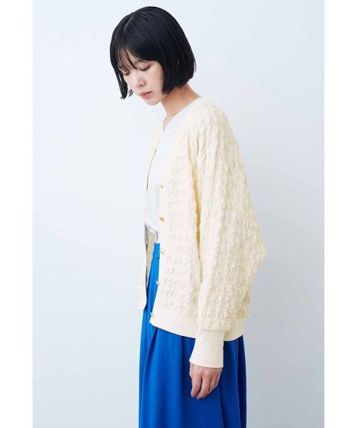 IEDIT(イディット)の「IEDIT ぽこぽこシャーリング素材のVネックカーディガン(カーディガン/ボレロ・レディース・アイボリー/グリーン・MEDIUM/LARGE/X-LARGE/XX-LARGE/SMALL)」の5枚目の写真