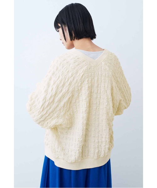 IEDIT(イディット)の「IEDIT ぽこぽこシャーリング素材のVネックカーディガン(カーディガン/ボレロ・レディース・アイボリー/グリーン・MEDIUM/LARGE/X-LARGE/XX-LARGE/SMALL)」の6枚目の写真