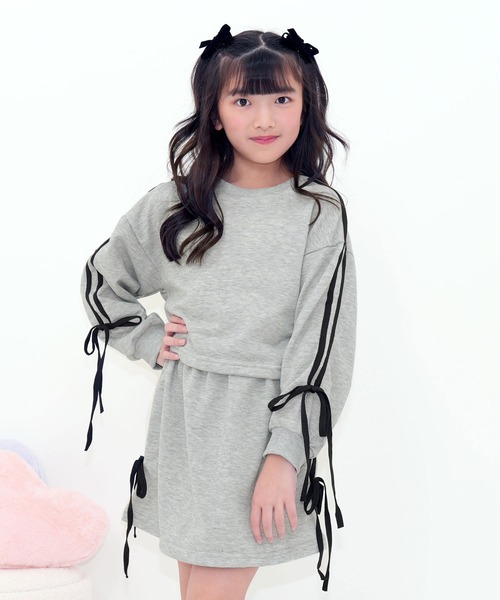 Bee des Bee（ビーデスビー）の「トレーナー＆スカート セットアップ（セットアップ・キッズ・ブラック/ライトブルー/グレー/ホワイト/ピンク・100cm/110cm/120cm/130cm/140cm/150cm）」の3枚目の写真