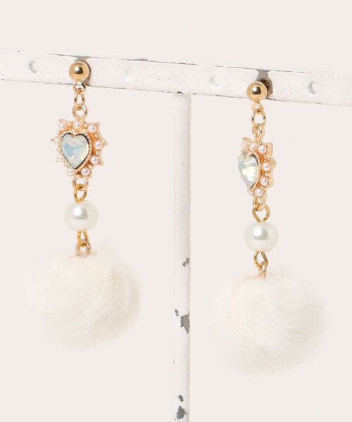 tone(トーン)の「【charme by pimo 】くすみグリーン ハート ファー(MA)(ピアス(両耳用)・レディース・ホワイト・FREE)」の1枚目の写真