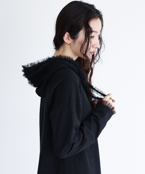 somari imagination(ソマリ イマジネーション)の「『チュールフードカットソー』(Tシャツ/カットソー・レディース・ブラック/オフホワイト・1/2)」の2枚目の写真