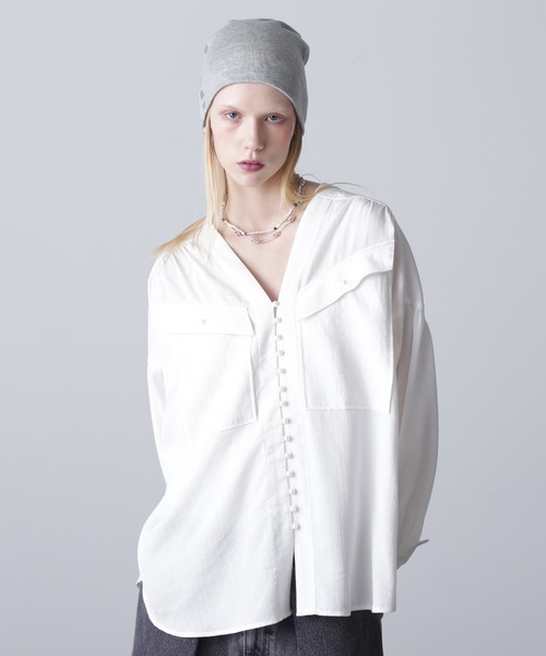 ROSE BUD（ローズバッド）の「(GENE HEAVENS)COTTON PEARL BUTTON V NECKＳHIRT（シャツ/ブラウス・レディース・グレー/ピンク/ブラウン/ホワイト・ONE SIZE）」の2枚目の写真