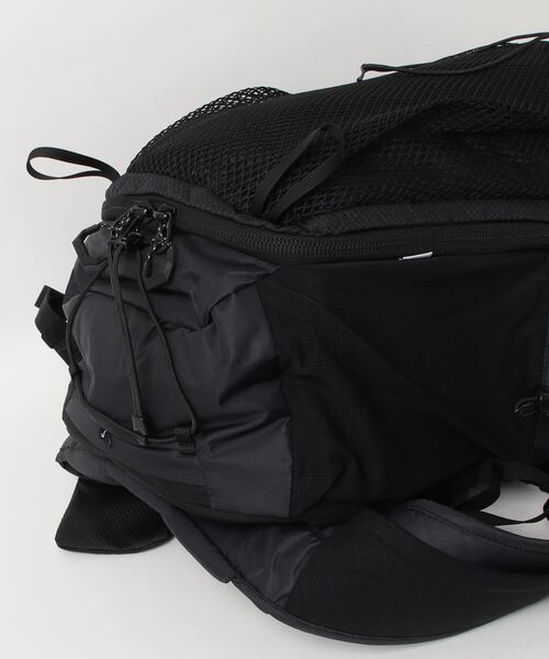 Mammut(マムート)の「デュカン スパイン 28-35 / Ducan Spine 28-35(バックパック/リュック・メンズ・ブラック/カーキ・35L)」の4枚目の写真