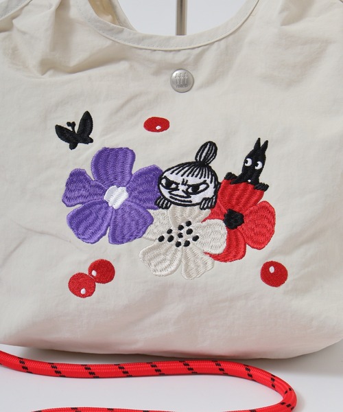 MOOMIN(ムーミン)の「MOOMIN 刺繍デザインナイロン2WAYハンドバッグ(ハンドバッグ・レディース・ネイビー/ブルー系その他/ベージュ/ホワイト系その他/レッド/グレー系その他/カーキ系・FREE)」の9枚目の写真