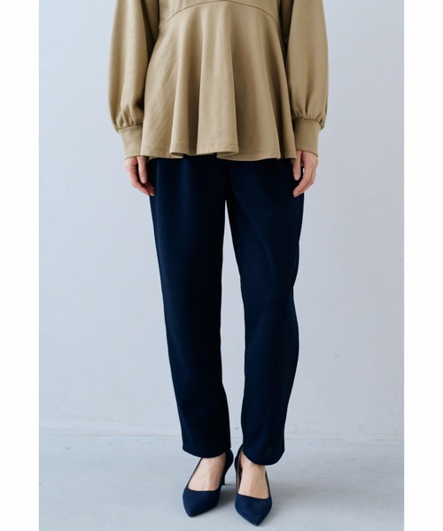 IEDIT（イディット）の「ＩＥＤＩＴ　吸汗速乾＆裏メッシュ素材の国産快適タックテーパードパンツ（スラックス・レディース・ブラック/グレイッシュベージュ/ネイビー/サックスブルー・M/L/LL/3L/S/4L）」の3枚目の写真