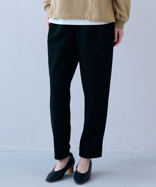 IEDIT（イディット）の「ＩＥＤＩＴ　吸汗速乾＆裏メッシュ素材の国産快適タックテーパードパンツ（スラックス・レディース・ブラック/グレイッシュベージュ/ネイビー/サックスブルー・M/L/LL/3L/S/4L）」の2枚目の写真