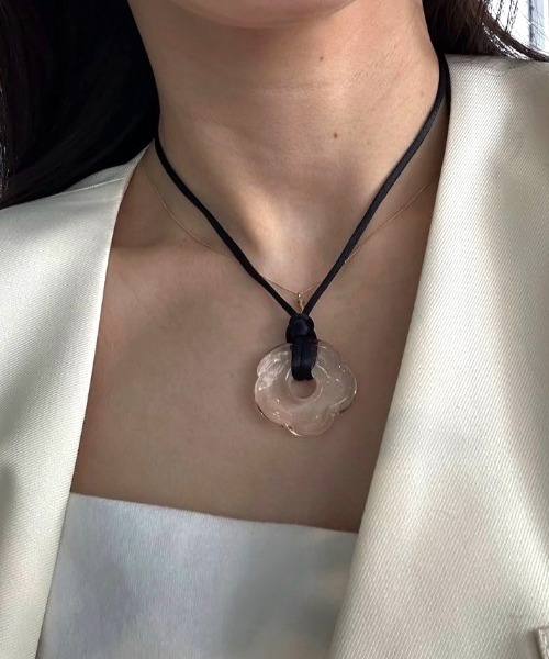 Ameri（アメリ）の「HAND CRAFT GLASS FLOWER NECKLACE（ネックレス・レディース・カーキ/ブラック/クリア/レッド・FREE）」の4枚目の写真