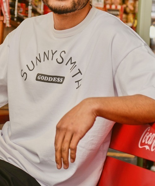 Sunny Smith（サニースミス）の「【SUNNY SMITH】 Cool Smith GDS Print SS Tee（Tシャツ/カットソー・メンズ・レッド/チャコールグレー/オフホワイト・LARGE/MEDIUM）」の2枚目の写真