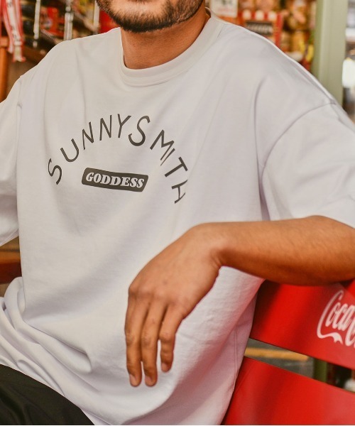 Sunny Smith（サニースミス）の「【SUNNY SMITH】 Cool Smith GDS Print SS Tee（Tシャツ/カットソー・メンズ・レッド/チャコールグレー/オフホワイト・LARGE/MEDIUM）」の7枚目の写真