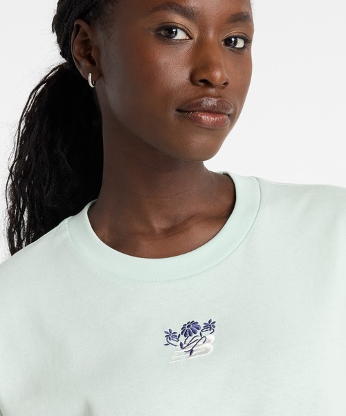 Tシャツ・カットソー New Balance UNI FROZEN Flower Pictogram Short Sleeve T-Shirt New Balance UNI FROZEN Flower Illustration Short Sleeve Tee