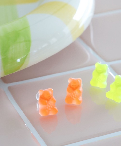 tiny tiny（ティニーティニー）の「蛍光グミベアピアス[tiny tiny(ティニーティニー)]（ピアス（両耳用）・レディース・イエロー/オレンジ/レッド・0）」の3枚目の写真