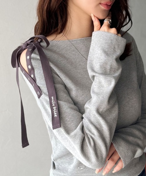 mily bilet(ミウィビレット)の「【mily bilet】甘さを添える大人の肌見せ。肩リボン使いスナップ2WAYワンオフショルカットソー(長袖)(Tシャツ/カットソー・レディース・杢グレー/ブラック/アイボリー/レッド・LARGE/MEDIUM/SMALL/X-LARGE)」の2枚目の写真