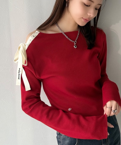 mily bilet(ミウィビレット)の「【mily bilet】甘さを添える大人の肌見せ。肩リボン使いスナップ2WAYワンオフショルカットソー(長袖)(Tシャツ/カットソー・レディース・杢グレー/ブラック/アイボリー/レッド・LARGE/MEDIUM/SMALL/X-LARGE)」の4枚目の写真