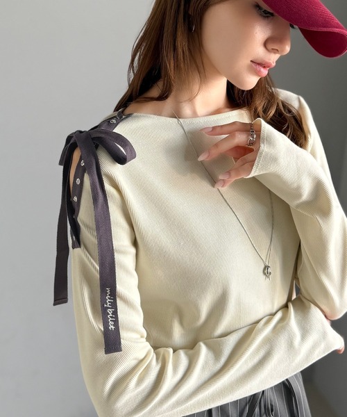 mily bilet(ミウィビレット)の「【mily bilet】甘さを添える大人の肌見せ。肩リボン使いスナップ2WAYワンオフショルカットソー(長袖)(Tシャツ/カットソー・レディース・杢グレー/ブラック/アイボリー/レッド・LARGE/MEDIUM/SMALL/X-LARGE)」の1枚目の写真