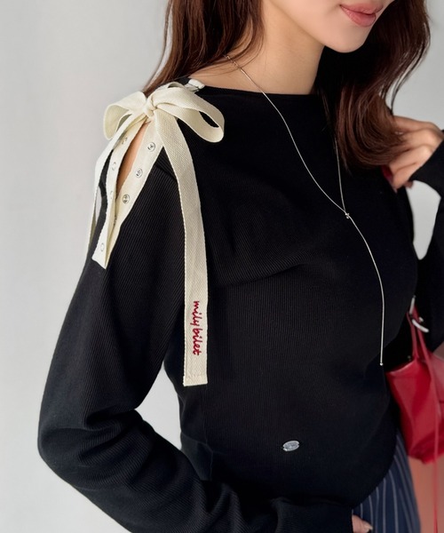 mily bilet(ミウィビレット)の「【mily bilet】甘さを添える大人の肌見せ。肩リボン使いスナップ2WAYワンオフショルカットソー(長袖)(Tシャツ/カットソー・レディース・杢グレー/ブラック/アイボリー/レッド・LARGE/MEDIUM/SMALL/X-LARGE)」の3枚目の写真