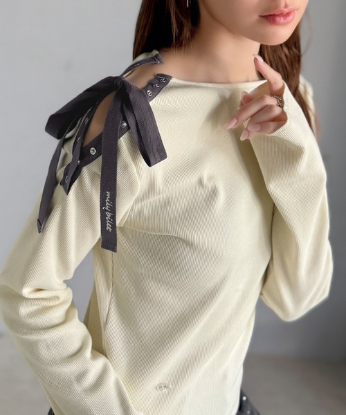 mily bilet(ミウィビレット)の「【mily bilet】甘さを添える大人の肌見せ。肩リボン使いスナップ2WAYワンオフショルカットソー(長袖)(Tシャツ/カットソー・レディース・杢グレー/ブラック/アイボリー/レッド・LARGE/MEDIUM/SMALL/X-LARGE)」の5枚目の写真