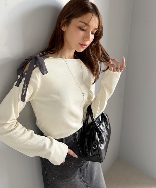 mily bilet(ミウィビレット)の「【mily bilet】甘さを添える大人の肌見せ。肩リボン使いスナップ2WAYワンオフショルカットソー(長袖)(Tシャツ/カットソー・レディース・杢グレー/ブラック/アイボリー/レッド・LARGE/MEDIUM/SMALL/X-LARGE)」の8枚目の写真