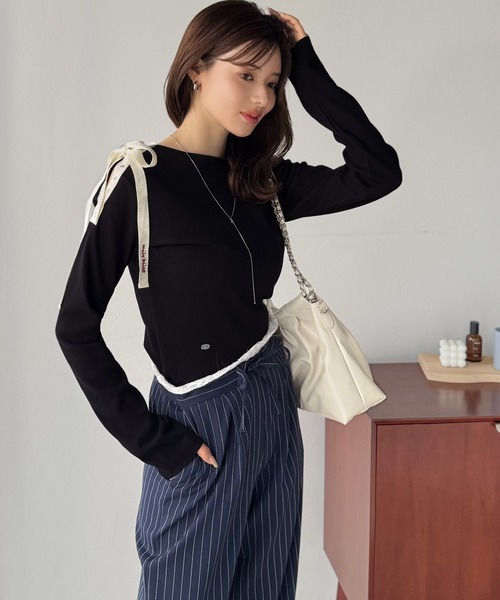 mily bilet(ミウィビレット)の「【mily bilet】甘さを添える大人の肌見せ。肩リボン使いスナップ2WAYワンオフショルカットソー(長袖)(Tシャツ/カットソー・レディース・杢グレー/ブラック/アイボリー/レッド・LARGE/MEDIUM/SMALL/X-LARGE)」の22枚目の写真