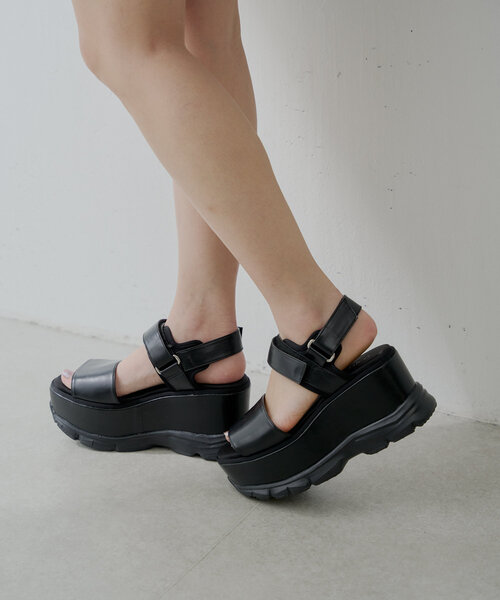 Chico(チコ)の「厚底スポーツアンクルバンドサンダル(サンダル・レディース・ブラック/ホワイト・SMALL/MEDIUM/LARGE)」の8枚目の写真