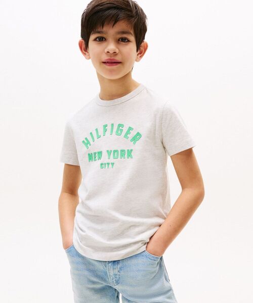 TOMMY HILFIGER（トミーヒルフィガー）の「BOYS カーブドヒルフィガーグラフィックショートスリーブTシャツ（Tシャツ/カットソー・キッズ・ライトグレー/ネイビー・150cm/160cm/130cm/140cm）」の2枚目の写真