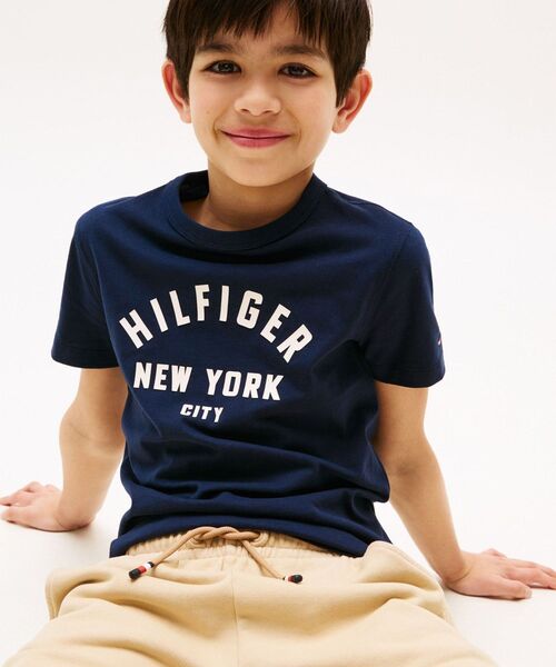 TOMMY HILFIGER（トミーヒルフィガー）の「BOYS カーブドヒルフィガーグラフィックショートスリーブTシャツ（Tシャツ/カットソー・キッズ・ライトグレー/ネイビー・150cm/160cm/130cm/140cm）」の6枚目の写真