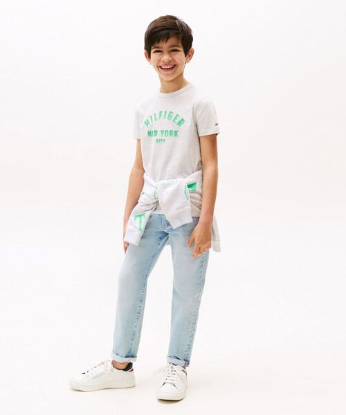 TOMMY HILFIGER（トミーヒルフィガー）の「BOYS カーブドヒルフィガーグラフィックショートスリーブTシャツ（Tシャツ/カットソー・キッズ・ライトグレー/ネイビー・150cm/160cm/130cm/140cm）」の3枚目の写真