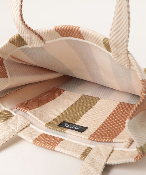 A.P.C.（アーペーセー）の「TOTE LOU（トートバッグ・レディース・カーキ・ONESIZE）」の4枚目の写真