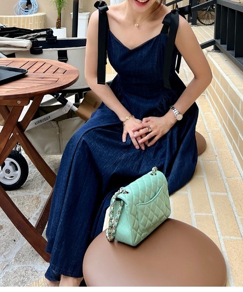 FAVORITO(ファヴォリート)の「肩リボンデザインデニムワンピース(ワンピース・レディース・ブルー・F)」の17枚目の写真
