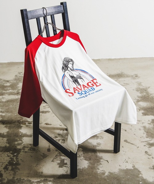 Revo.（レボ）の「ヴィンテージライク レトロアメリカン ガール プリント オーバーサイズTシャツ ラグランスリーブ リンガー（Tシャツ/カットソー・メンズ・ホワイト系その他2/ホワイト系その他4/チャコールグレー/レッド系その他2/グレー系その他/レッド系その他4/ホワイト/ホワイト系その他/ホワイト系その他3/レッド/レッド系その他/レッド系その他3/ネイビー/ブルー系その他・M/L/XL）」の10枚目の写真