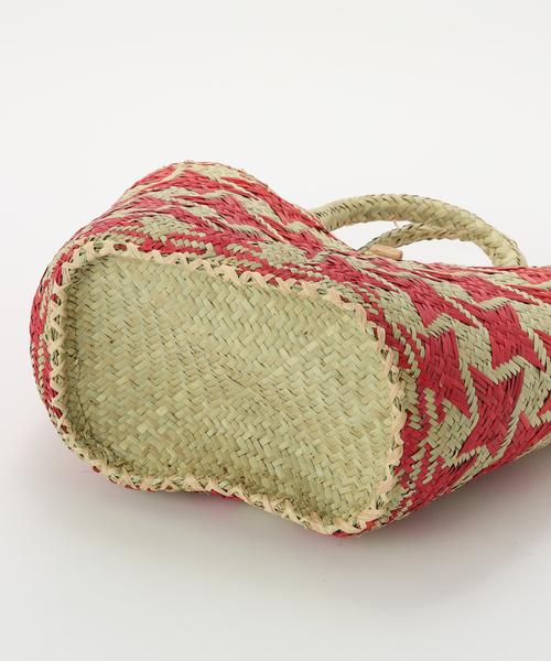 B.C STOCK（ベーセーストック）の「AFRICAN SQUARE/アフリカンスクエア 星柄 ストローカゴバッグ M（ショルダーバッグ・レディース・レッド・FREE）」の4枚目の写真