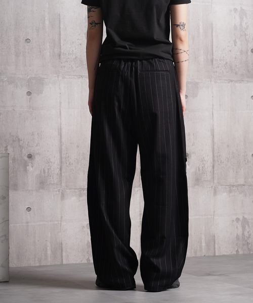 BIG CITY MARKET(ビッグシティマーケット)の「【D-LAND】ディープタック ストライプ ワイドカーブ スラックス / Deep-tuck striped wide-leg slacks(スラックス・メンズ・ブラック・L/M)」の7枚目の写真
