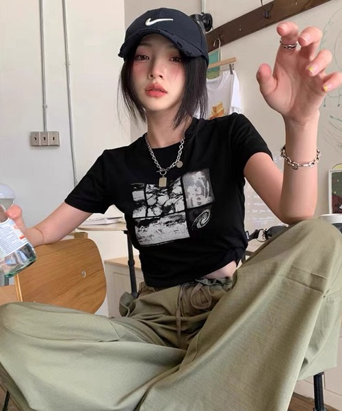 shopnikoniko(ショップニコニコ)の「プリントTシャツ 半袖 ショート丈 フォトプリント 韓国 y2k クロップド丈 モノクロプリント Tシャツ(Tシャツ/カットソー・レディース・ブラック・フリー)」の2枚目の写真