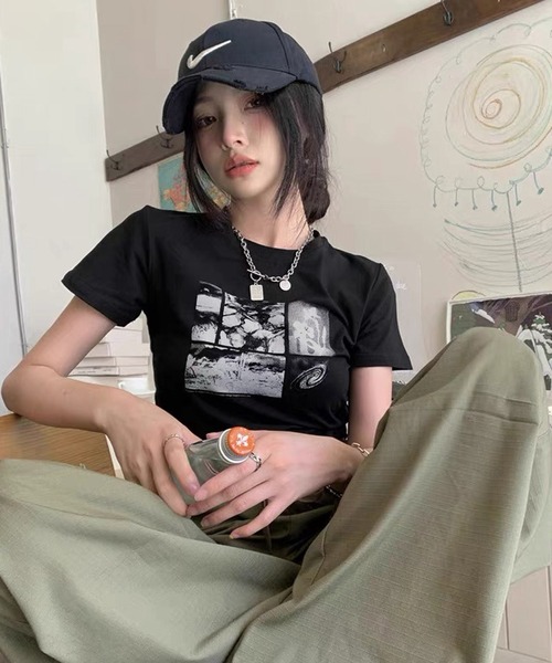 shopnikoniko(ショップニコニコ)の「プリントTシャツ 半袖 ショート丈 フォトプリント 韓国 y2k クロップド丈 モノクロプリント Tシャツ(Tシャツ/カットソー・レディース・ブラック・フリー)」の3枚目の写真