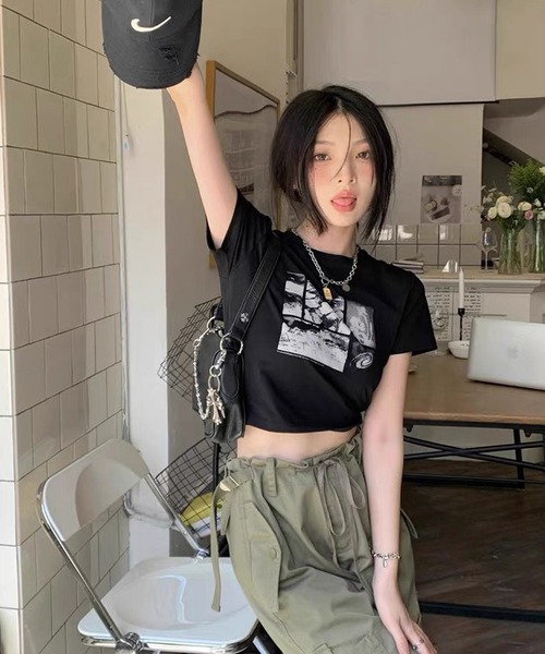 shopnikoniko(ショップニコニコ)の「プリントTシャツ 半袖 ショート丈 フォトプリント 韓国 y2k クロップド丈 モノクロプリント Tシャツ(Tシャツ/カットソー・レディース・ブラック・フリー)」の5枚目の写真
