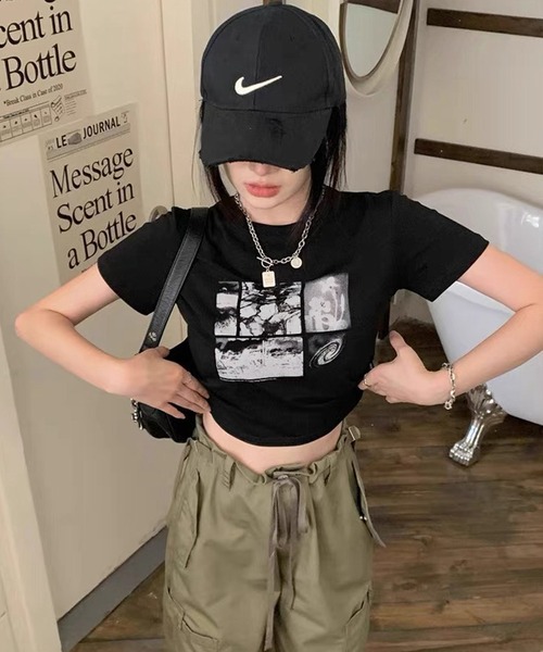 shopnikoniko(ショップニコニコ)の「プリントTシャツ 半袖 ショート丈 フォトプリント 韓国 y2k クロップド丈 モノクロプリント Tシャツ(Tシャツ/カットソー・レディース・ブラック・フリー)」の6枚目の写真