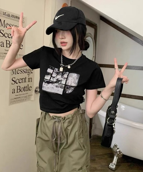 shopnikoniko(ショップニコニコ)の「プリントTシャツ 半袖 ショート丈 フォトプリント 韓国 y2k クロップド丈 モノクロプリント Tシャツ(Tシャツ/カットソー・レディース・ブラック・フリー)」の7枚目の写真