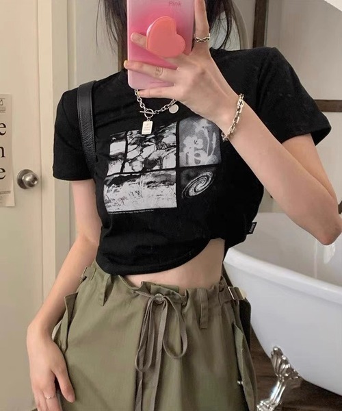 shopnikoniko(ショップニコニコ)の「プリントTシャツ 半袖 ショート丈 フォトプリント 韓国 y2k クロップド丈 モノクロプリント Tシャツ(Tシャツ/カットソー・レディース・ブラック・フリー)」の16枚目の写真