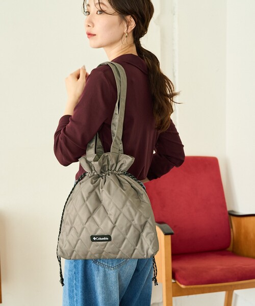 FREAK'S STORE（フリークスストア）の「限定展開 Columbia × FREAK'S STORE/コロンビア 別注 キルティング ハンド 巾着 バッグ（ハンドバッグ・レディース・ベージュ/ブラック/オリーブ・ONE SIZE）」の17枚目の写真