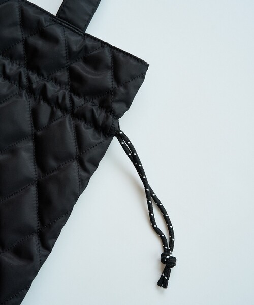 FREAK'S STORE（フリークスストア）の「限定展開 Columbia × FREAK'S STORE/コロンビア 別注 キルティング ハンド 巾着 バッグ（ハンドバッグ・レディース・ベージュ/ブラック/オリーブ・ONE SIZE）」の10枚目の写真