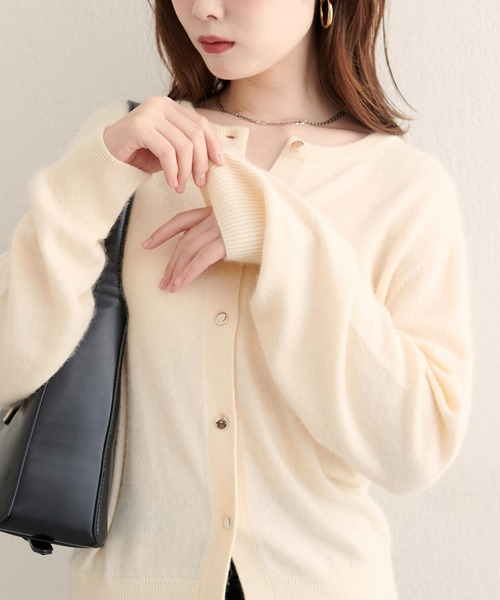 natural couture(ナチュラルクチュール)の「【ZOZO限定】クルーネックカーディガン(カーディガン/ボレロ・レディース・オフホワイト/グレー/ピンク系その他/サックスブルー/ブラック/モカ・FREE)」の2枚目の写真