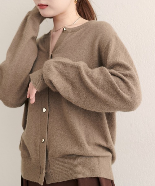 natural couture(ナチュラルクチュール)の「【ZOZO限定】クルーネックカーディガン(カーディガン/ボレロ・レディース・オフホワイト/グレー/ピンク系その他/サックスブルー/ブラック/モカ・FREE)」の4枚目の写真