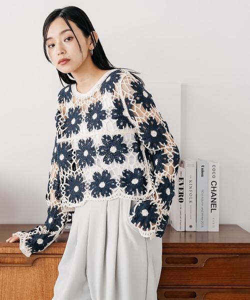 mili an deni(ミリアンデニ)の「クロシェ花柄プルオーバー(ニット/セーター・レディース・ネイビー/ブラウン/ブラック・M)」の15枚目の写真