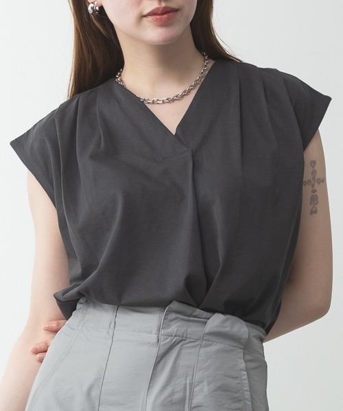 RCD(アールシーディー)の「ブラウス風タックスキッパー フレンチ袖Tシャツ(Tシャツ/カットソー・レディース・ブラック/グレイッシュベージュ/チャコールグレー/ホワイト・LL~3L/4L~5L/M-L)」の3枚目の写真