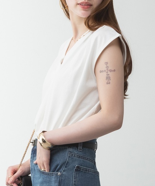RCD(アールシーディー)の「ブラウス風タックスキッパー フレンチ袖Tシャツ(Tシャツ/カットソー・レディース・ブラック/グレイッシュベージュ/チャコールグレー/ホワイト・LL~3L/4L~5L/M-L)」の8枚目の写真
